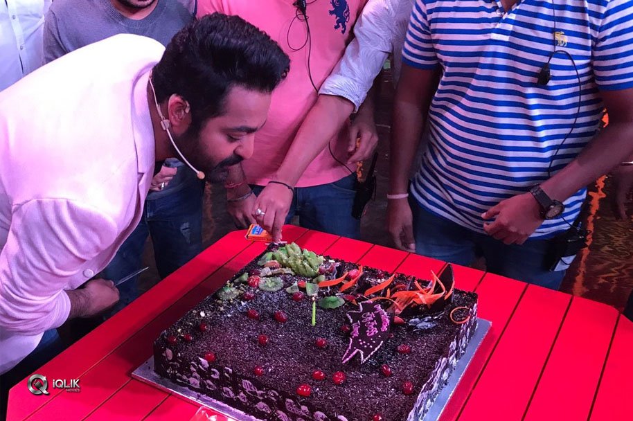 Bigg-Boss-Telugu-Team-Celebrates-The-Super-Success-of-Opening-Episode-With-Young-Tiger-NTR